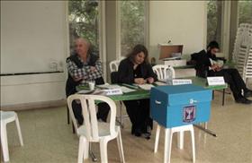 קלפי בקיבוץ הראל, בחירות 2009. צילום: זאב זמיר, פיקיוויקי קלפי בקיבוץ הראל, בחירות 2009. צילום: זאב זמיר, פיקיוויקי