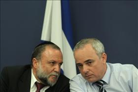 שר האוצר יובל שטייניץ מהליכוד וסגן שר האוצר יצחק כהן מש''ס במסיבת עיתנואים במשרד ראש הממשלה בנושא תוכניות לפתרון מצוקת הדיור. 31.05.2011. צילום: נתי שוחט, פלאש 90. שר האוצר יובל שטייניץ מהליכוד וסגן שר האוצר יצחק כהן מש''ס במסיבת עיתנואים במשרד ראש הממשלה בנושא תוכניות לפתרון מצוקת הדיור. 31.05.2011. צילום: נתי שוחט, פלאש 90.