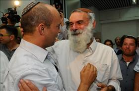 ראש מנהלת הזהות היהודית הרב אביחי רונצקי יחד עם מנהיג הבית היהודי נפתלי בנט במסיבת הניצחון של בנט בפריימריס של המפלגה. 07112012. צילום יוסי זליגר פלאש 90 ראש מנהלת הזהות היהודית הרב אביחי רונצקי יחד עם מנהיג הבית היהודי נפתלי בנט במסיבת הניצחון של בנט בפריימריס של המפלגה. 07112012. צילום יוסי זליגר פלאש 90