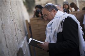 יו''ר ישראל ביתנו אביגדור ליברמן מתפלל בכותל לאחר זיכויו בבית המשפט. 06.11.2013. צילום: יונתן סינדל, פלאש 90 יו''ר ישראל ביתנו אביגדור ליברמן מתפלל בכותל לאחר זיכויו בבית המשפט. 06.11.2013. צילום: יונתן סינדל, פלאש 90