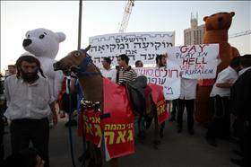 חרדים ואנשי ימין עורכים בקרית הלאום בירושלים מצעד כנגד מצעד הגאווה, ובו בובות של בהמות וחיות פרא, 29.07.2010. צילום: יוסי זמיר, פלאש 90