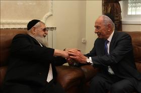 נשיא המדינה שמעון פרס בביקור אצל מנהיג ש''ס, הרב עובדיה יוסף, בביתו שברח' הקבלן בשכונת הר-נוף בירושלים. חול המועד פסח, 20.04.2011. צילום: קובי גדעון, פלאש 90 נשיא המדינה שמעון פרס בביקור אצל מנהיג ש''ס, הרב עובדיה יוסף, בביתו שברח' הקבלן בשכונת הר-נוף בירושלים. חול המועד פסח, 20.04.2011. צילום: קובי גדעון, פלאש 90