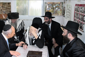 נשיא המדינה, שמעון פרס, בביקור בסוכה של מנהיג דגל התורה, הרב יוסף שלום אליישיב 08.10.09. צילום: יאיר אנגל, פלאש 90 נשיא המדינה, שמעון פרס, בביקור בסוכה של מנהיג דגל התורה, הרב יוסף שלום אליישיב 08.10.09. צילום: יאיר אנגל, פלאש 90