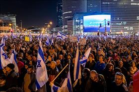 הפגנה נגד המהפכה השיפוטית ליד מגדלי עזריאלי בתל אביב. צילום: Oren Rozen, wikipedia