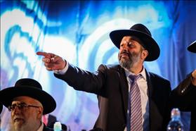 יו''ר שס אריה דרעי בעצרת לזכר הרב עובדיה יוסף בבנייני האומה 28.08.2014 צילום: פלאש 90 יו''ר שס אריה דרעי בעצרת לזכר הרב עובדיה יוסף בבנייני האומה 28.08.2014 צילום: פלאש 90