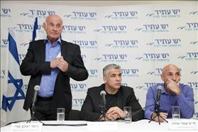 מסיבת העיתונאים של ראשי יש עתיד לאחר אישור הסנקציות הפליליות בועדת שקד. מימין עפר שלח, יאיר לפיד, יעקב פרי. 20.02.2014 צילום: גדעון מרקוביץ פלאש 90 מסיבת העיתונאים של ראשי יש עתיד לאחר אישור הסנקציות הפליליות בועדת שקד. מימין עפר שלח, יאיר לפיד, יעקב פרי. 20.02.2014 צילום: גדעון מרקוביץ פלאש 90