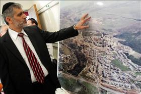 שר הפנים, אלי ישי, בביקור בעיר החרדית אלעד מול צילום אויר של העיר. 02/12/2009. צילום: מרקו פלאש 90. שר הפנים, אלי ישי, בביקור בעיר החרדית אלעד מול צילום אויר של העיר. 02/12/2009. צילום: מרקו פלאש 90.