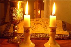 נרות, חלה וכוס לקידוש. צילום: Olaf.herfurth, wikipedia נרות, חלה וכוס לקידוש. צילום: Olaf.herfurth, wikipedia
