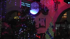 מסעדה מקושטת לחג המולד במושבה הגרמנית בחיפה. צילום: Yuval Y, wikipedia