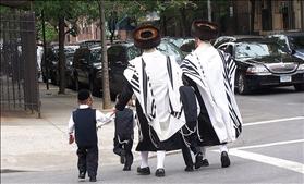 חסידי סאטמר בברוקלין מלווים את ילדיהם לבית הספר. צילום: diluvi.com Anna i Adria, wikipedia חסידי סאטמר בברוקלין מלווים את ילדיהם לבית הספר. צילום: diluvi.com Anna i Adria, wikipedia