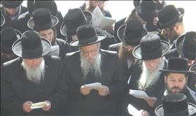 משמאל לימין: ר' פנחס דוד הורוויץ, האדמו''ר מבוסטון-ניו יורק, ר' מאיר אלטר הורוויץ, האדמור מבוסטון-ירושלים, ר' נפתלי יהודה הורוויץ, האדמו''ר מבוסטון-בוסטון, הרב ישראל אהרן הורוויץ. צילום: BetzalelGersten, wikipedia משמאל לימין: ר' פנחס דוד הורוויץ, האדמו''ר מבוסטון-ניו יורק, ר' מאיר אלטר הורוויץ, האדמור מבוסטון-ירושלים, ר' נפתלי יהודה הורוויץ, האדמו''ר מבוסטון-בוסטון, הרב ישראל אהרן הורוויץ. צילום: BetzalelGersten, wikipedia