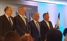 גבי אשכנזי, יאיר לפיד, בני גנץ ומשה יעלון בהצגת הרשימה של כחול לבן. צילום: Amirosan, wikipedia גבי אשכנזי, יאיר לפיד, בני גנץ ומשה יעלון בהצגת הרשימה של כחול לבן. צילום: Amirosan, wikipedia