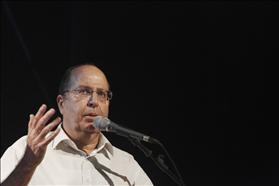 שר הביטחון משה יעלון נואם באירוע בתיאטרון ירושלים. 16-09-2013. צילום: מרים אלסטר/פלאש 90 שר הביטחון משה יעלון נואם באירוע בתיאטרון ירושלים. 16-09-2013. צילום: מרים אלסטר/פלאש 90