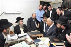 נשיא המדינה שמעון פרס, שני מימין, בביקור אצל מנהיג דגל התורה הרב אהרון לייב שטיינמן, שני משמאל, בביתו בבני ברק . 10.03.2010. צילום: שוקי לרר לפלאש 90. נשיא המדינה שמעון פרס, שני מימין, בביקור אצל מנהיג דגל התורה הרב אהרון לייב שטיינמן, שני משמאל, בביתו בבני ברק . 10.03.2010. צילום: שוקי לרר לפלאש 90.