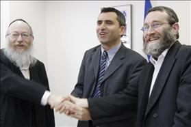 יו''ר הנהלת הקואליציה זאב אלקין מהליכוד במרכז, לוחץ ידיים עם חברי הכנסת משה גפני ויעקב ליצמן מיהדות התורה לאחר חתימת ההסכם הקואליציוני בין שתי הסיעות . 14.1.2009. צילום: מרים אלסטר, פלאש 90. יו''ר הנהלת הקואליציה זאב אלקין מהליכוד במרכז, לוחץ ידיים עם חברי הכנסת משה גפני ויעקב ליצמן מיהדות התורה לאחר חתימת ההסכם הקואליציוני בין שתי הסיעות . 14.1.2009. צילום: מרים אלסטר, פלאש 90.