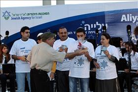 יו''ר הסוכנות, נתן שרנסקי, מעניק תעודות זהות ישראליות לעולים מברית המועצות לשעבר שעלו לאחר שהילדים השתתפו בפרויקט תגלית. צילום: The Jewish Agency for Israel, flickr יו''ר הסוכנות, נתן שרנסקי, מעניק תעודות זהות ישראליות לעולים מברית המועצות לשעבר שעלו לאחר שהילדים השתתפו בפרויקט תגלית. צילום: The Jewish Agency for Israel, flickr