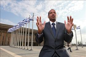 ח''כ שלמה מולה מקדימה בחזית הכנסת. צילום: נתי שוחט, פלאש 90 ח''כ שלמה מולה מקדימה בחזית הכנסת. צילום: נתי שוחט, פלאש 90