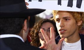ויכוח בין חרדי לחילוני, צילום: ygurvitz, flickr ויכוח בין חרדי לחילוני, צילום: ygurvitz, flickr