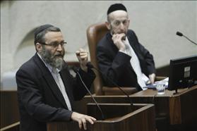 יו''ר ועדת הכספים של הכנסת ,משה גפני מדגל התורה, מניף את אגרופו בשעת נאום במליאה. מימינו חברו לסיעה ח''כ אורי מקלב. 07.05.2012. צילום: מרים אלסטר, פלאש 90. יו''ר ועדת הכספים של הכנסת ,משה גפני מדגל התורה, מניף את אגרופו בשעת נאום במליאה. מימינו חברו לסיעה ח''כ אורי מקלב. 07.05.2012. צילום: מרים אלסטר, פלאש 90.