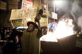 הפגנה סוערת של קיצונים חרדים בירושלים נגד מעצר בחור ישיבה שהוגדר כעריק 19.08.2014 צילום: יונתן סינדל, פלאש 90