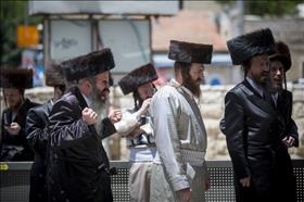 חרדים קיצונים ממאה שערים מפגינים כנגד מסעדות ובתי קפה בירושלים הפתוחים בשבת ומוכרים חמץ בפסח 26042016 צילום יונתן סינדל פלאש 90 חרדים קיצונים ממאה שערים מפגינים כנגד מסעדות ובתי קפה בירושלים הפתוחים בשבת ומוכרים חמץ בפסח 26042016 צילום יונתן סינדל פלאש 90