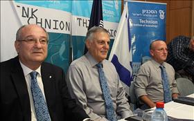חתן פרס נובל לכימיה, פרופ' דן שכטמן (במרכז) מהטכניון. צילום: Technion - Israel Institute of Technology, wikipedia חתן פרס נובל לכימיה, פרופ' דן שכטמן (במרכז) מהטכניון. צילום: Technion - Israel Institute of Technology, wikipedia