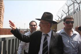 השר לשעבר, שלמה בניזרי מש''ס, יוצא לחופשה מכלא מעשיהו ברמלה לאירוסי בנו. צילום: רוני שוצר, פלאש 90 השר לשעבר, שלמה בניזרי מש''ס, יוצא לחופשה מכלא מעשיהו ברמלה לאירוסי בנו. צילום: רוני שוצר, פלאש 90