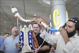 שר התחבורה ישראל כץ מהליכוד נפרד בערב ראש השנה מהנוסעים לקבר הרבי נחמן מברסלב באומן. 07.09.2010. צילום: יוסי זליגר פלאש 90. שר התחבורה ישראל כץ מהליכוד נפרד בערב ראש השנה מהנוסעים לקבר הרבי נחמן מברסלב באומן. 07.09.2010. צילום: יוסי זליגר פלאש 90.