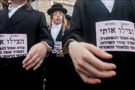 אלפים מהפלג החרדי הקיצוני העדה החרדית הפגינו נגד הכונה להגביר את גיוס תלמידי הישיבות וכבלו במחאה ילדים באזיקים. 16.07.2012 צילום: אורי לנץ פלאש 90.jpg אלפים מהפלג החרדי הקיצוני העדה החרדית הפגינו נגד הכונה להגביר את גיוס תלמידי הישיבות וכבלו במחאה ילדים באזיקים. 16.07.2012 צילום: אורי לנץ פלאש 90.jpg