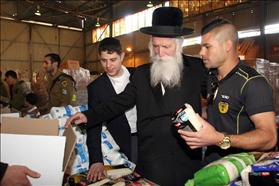 רבה של מגדל העמק, יצחק דוד גרוסמן, בשעת אריזת חבילות קמחא דפסחא לנזקקים. פתח תקוה, 29.03.2012. צילום: גדעון מרקוביץ, פלאש 90. רבה של מגדל העמק, יצחק דוד גרוסמן, בשעת אריזת חבילות קמחא דפסחא לנזקקים. פתח תקוה, 29.03.2012. צילום: גדעון מרקוביץ, פלאש 90.