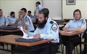 יוצאי הישיבות שהתגייסו למשטרה בהשתלמות. צילום: דובר המשטרה יוצאי הישיבות שהתגייסו למשטרה בהשתלמות. צילום: דובר המשטרה