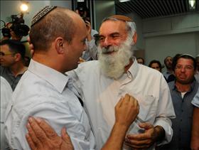 ראש מינהלת הזהות היהודית, הרב אביחי רונצקי, עם מנהיג הבית היהודי נפתלי בנט, במסיבת הניצחון של בנט בפריימריס של המפלגה. 07112012. צילום: יוסי זליגר, פלאש 90 ראש מינהלת הזהות היהודית, הרב אביחי רונצקי, עם מנהיג הבית היהודי נפתלי בנט, במסיבת הניצחון של בנט בפריימריס של המפלגה. 07112012. צילום: יוסי זליגר, פלאש 90