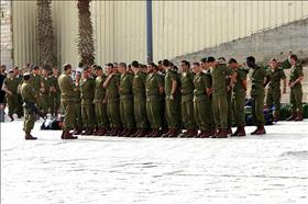 צנחנים ברחבת הכותל המערבי. צילום: couturiere 7, flickr צנחנים ברחבת הכותל המערבי. צילום: couturiere 7, flickr