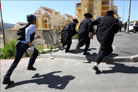 הפגנת חרדים ברמת בית שמש נגד ניתוח גופת ילדה 06.05.10. צילום: אביר סולטן, פלאש 90