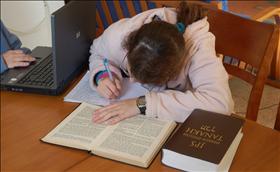 תלמידה מכינה שיעורי בית בתנ''ך. צילום: david55king, flickr