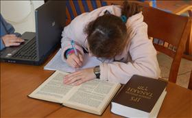 תלמידה מכינה שיעורי בית בתנ''ך. צילום: david55king, flickr תלמידה מכינה שיעורי בית בתנ''ך. צילום: david55king, flickr