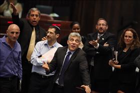 שר האוצר יאיר לפיד וחברי סיעתו בישיבת הכנסת בה אושר תקציב המדינה לשנים 2013 - 2014 בקריאה שניה ושלישית (ב). 29-07-2013 צילום: פלאש 90 שר האוצר יאיר לפיד וחברי סיעתו בישיבת הכנסת בה אושר תקציב המדינה לשנים 2013 - 2014 בקריאה שניה ושלישית (ב). 29-07-2013 צילום: פלאש 90