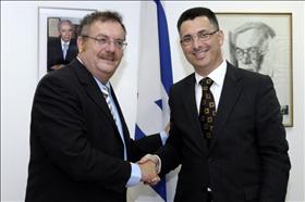 יו''ר הבית היהודי, הרב דניאל הרשקוביץ, עם השר גדעון סער מהליכוד בחתימת ההסכם הקואליציוני בין המפלגות. צילום: פלאש 90