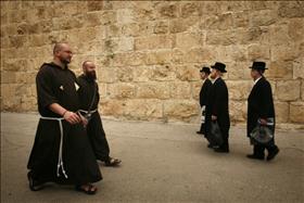 גברים חרדים חולפים על פני נזירים בעיר העתיקה בירושלים. 11042011 צילום מרים אלסטר פלאש 90 למצולמים אין קשר לכתבה