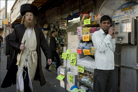 חרדים מאלצים את סוחרי מחנה יהודה לסגור את החנויות לפני שבת 12.12.09. צילום: מתניה טאוסיג, פלאש 90