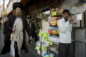 חרדים מאלצים את סוחרי מחנה יהודה לסגור את החנויות לפני שבת 12.12.09. צילום: מתניה טאוסיג, פלאש 90 חרדים מאלצים את סוחרי מחנה יהודה לסגור את החנויות לפני שבת 12.12.09. צילום: מתניה טאוסיג, פלאש 90