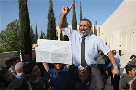 ח''כ מיכאל בן ארי, המזוהה עם חוגי כך, עמד בראש מפגיני הימין שהסתערו לעבר בית המשפט העליון. זאת במחאה על מעצרו של רבה של קרית ארבע דב ליאור. ,27.06.2011 צילום: קובי גדעון, פלאש 90.jpg ח''כ מיכאל בן ארי, המזוהה עם חוגי כך, עמד בראש מפגיני הימין שהסתערו לעבר בית המשפט העליון. זאת במחאה על מעצרו של רבה של קרית ארבע דב ליאור. ,27.06.2011 צילום: קובי גדעון, פלאש 90.jpg