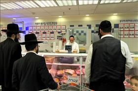 חרדים קונים בשר כשר למהדרין באחד מסניפי רשת שיווק השקמה של רמי לוי. .17.09.2009 צילום: נתי שוחט, פלאש. חרדים קונים בשר כשר למהדרין באחד מסניפי רשת שיווק השקמה של רמי לוי. .17.09.2009 צילום: נתי שוחט, פלאש.