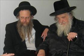 הרב משה שטרנבוך מבד''צ העדה החרדית, עם בנו אשר. צילום: בייגל, ויקיפדיה הרב משה שטרנבוך מבד''צ העדה החרדית, עם בנו אשר. צילום: בייגל, ויקיפדיה
