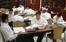 תלמידי ישיבה. צילום: Geshmakster, wikipedia תלמידי ישיבה. צילום: Geshmakster, wikipedia