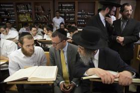 שגריר בריטניה בישראל מתיו גולד בביקור בישיבה הגדולה בישראל ישיבת מיר בירושלים 21.05.2014 צילום: יונתן סינדל פלאש 90 שגריר בריטניה בישראל מתיו גולד בביקור בישיבה הגדולה בישראל ישיבת מיר בירושלים 21.05.2014 צילום: יונתן סינדל פלאש 90