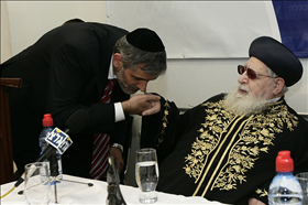 שר הפנים, אלי ישי, מנשק את ידו של מנהיג ש שר הפנים, אלי ישי, מנשק את ידו של מנהיג ש
